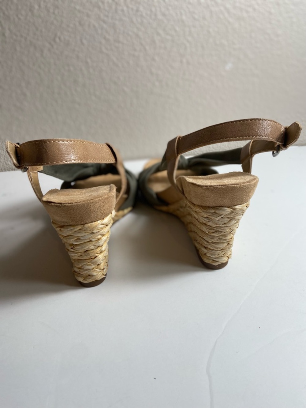 Aerosoles~Earthy~Green~Canvas Fabric~Knotted Design~Rattan~Wedge~Sandal~Size 7 - Picture 5 of 12